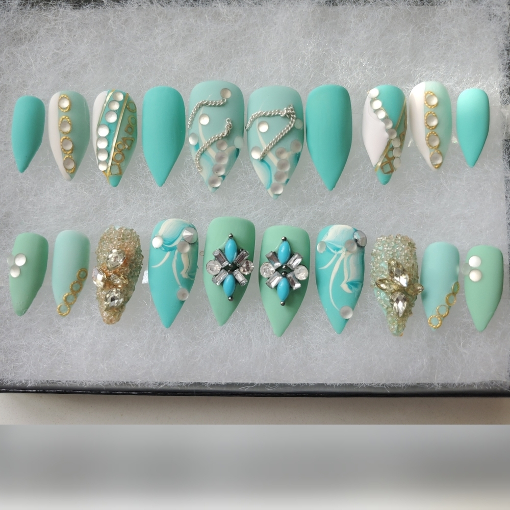 Luxurious press-on Nails - Picture 12 of 13